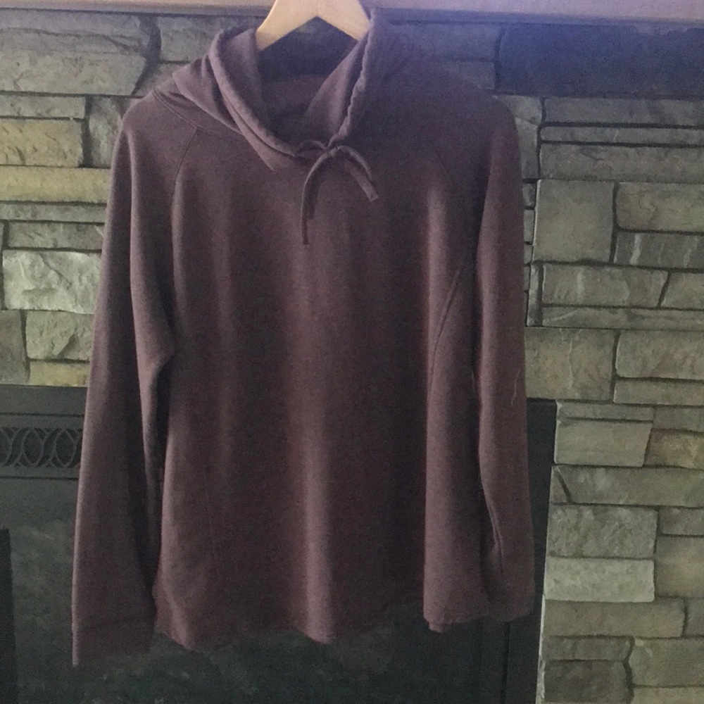 Women’s sweatshirt.